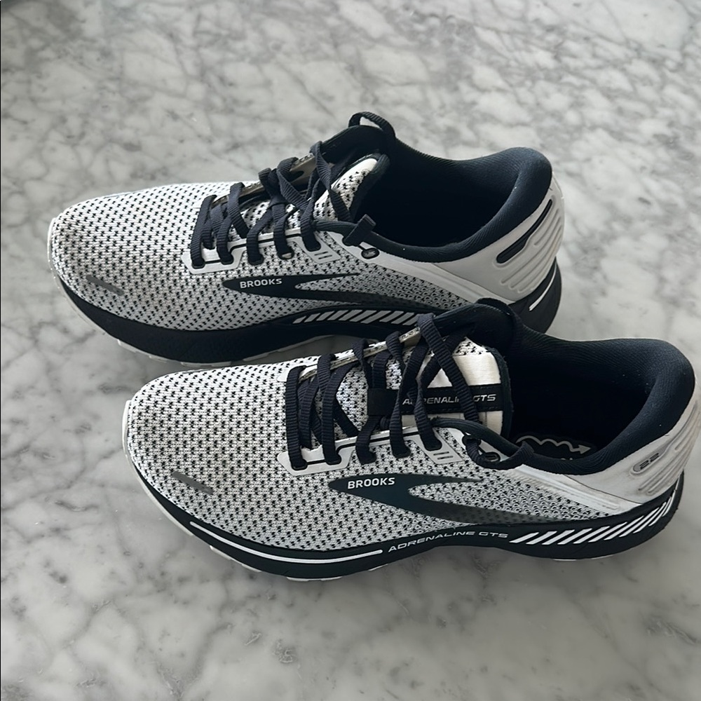 Brooks Black and White Athletic Shoes with Breathable Mesh ADRENALINE GTS 22